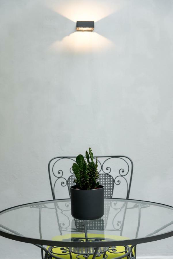 Central Cozy Studio With A Secret Garden เอเธนส์ ภายนอก รูปภาพ